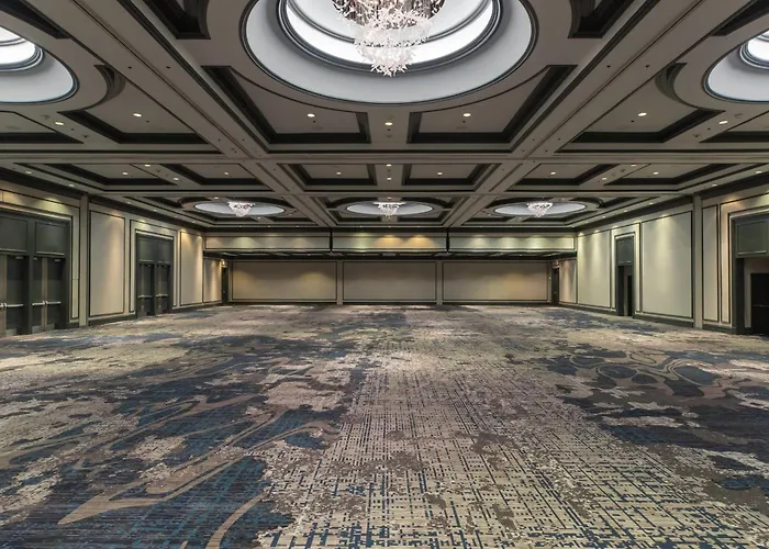 Hotel Renaissance Downtown 4*