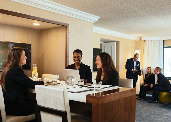 Hotel Renaissance Downtown 4*